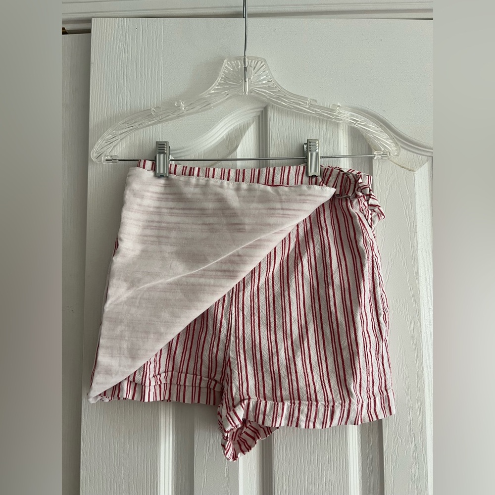White and red striped skort.